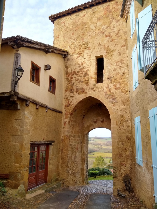 La porte fortifiée de Montesquiou